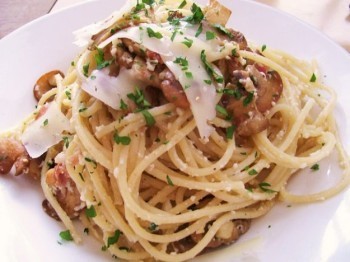 Spaghetti alla carbonara con funghi