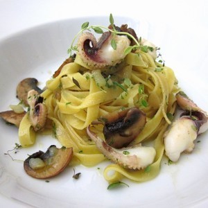 Tagliatelle funghi e seppie. Coppa mascarpone e fragole