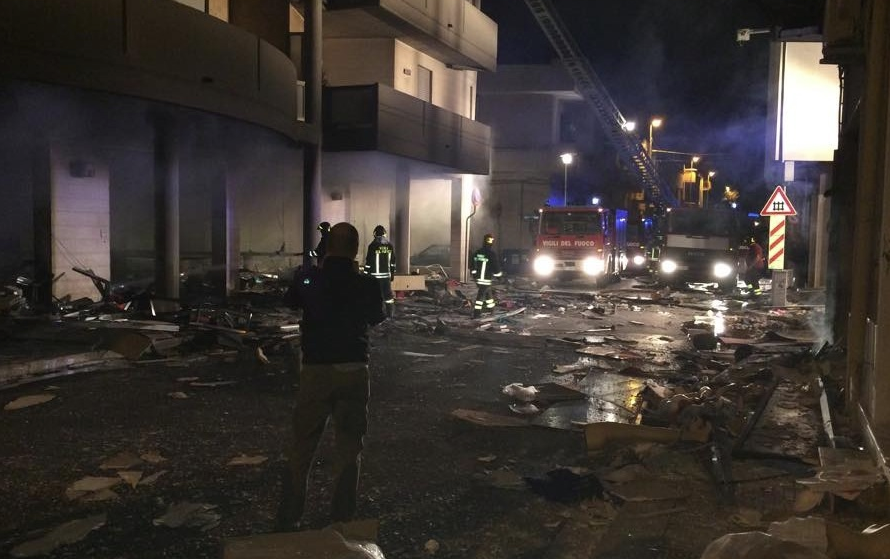 Attentato a Francavilla, una vittima tra le macerie