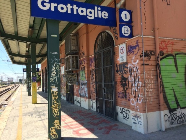 Orrore alla stazione, un uomo si lancia sotto il treno
