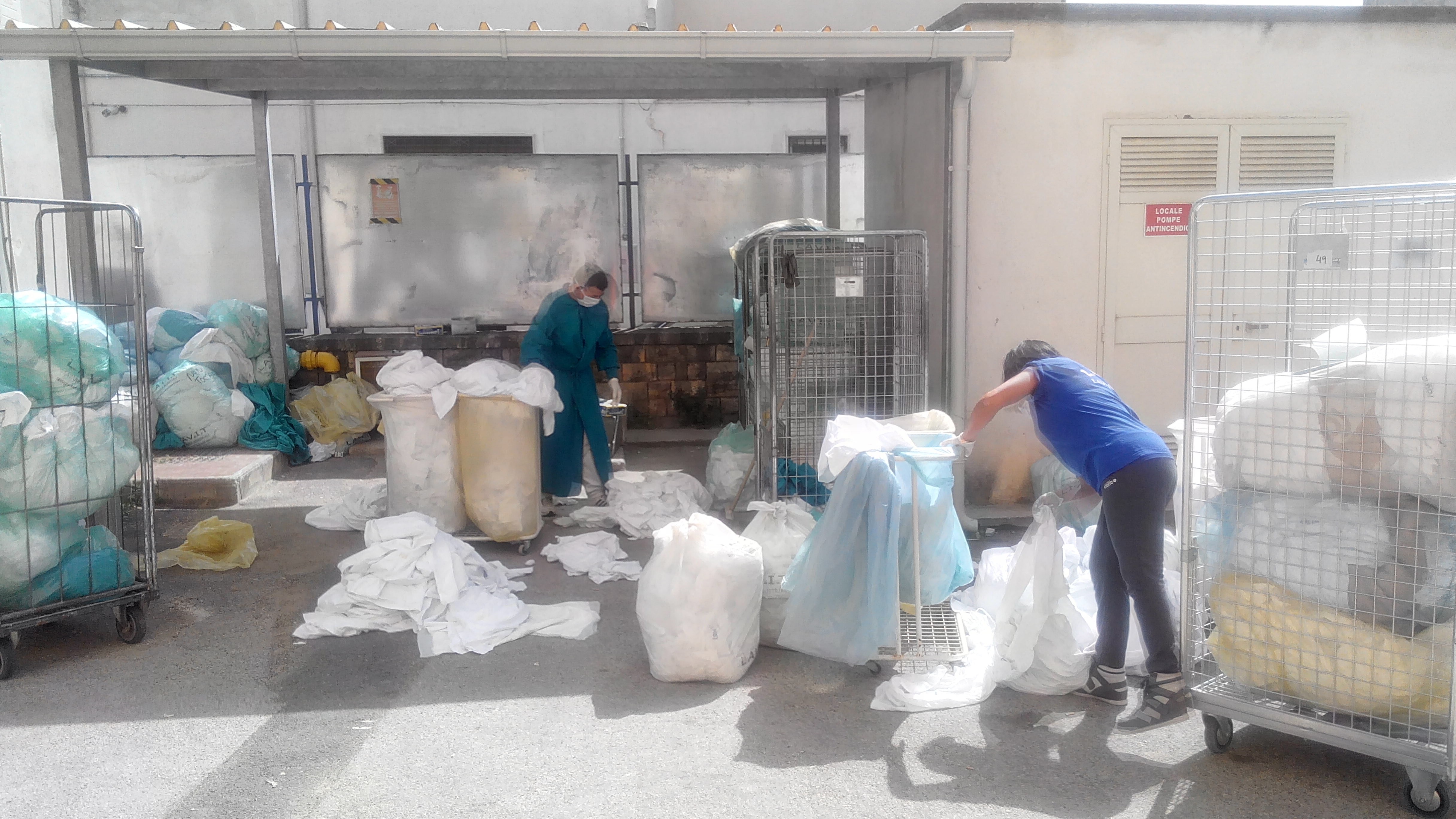 Ospedale: biancheria sporca a cielo aperto