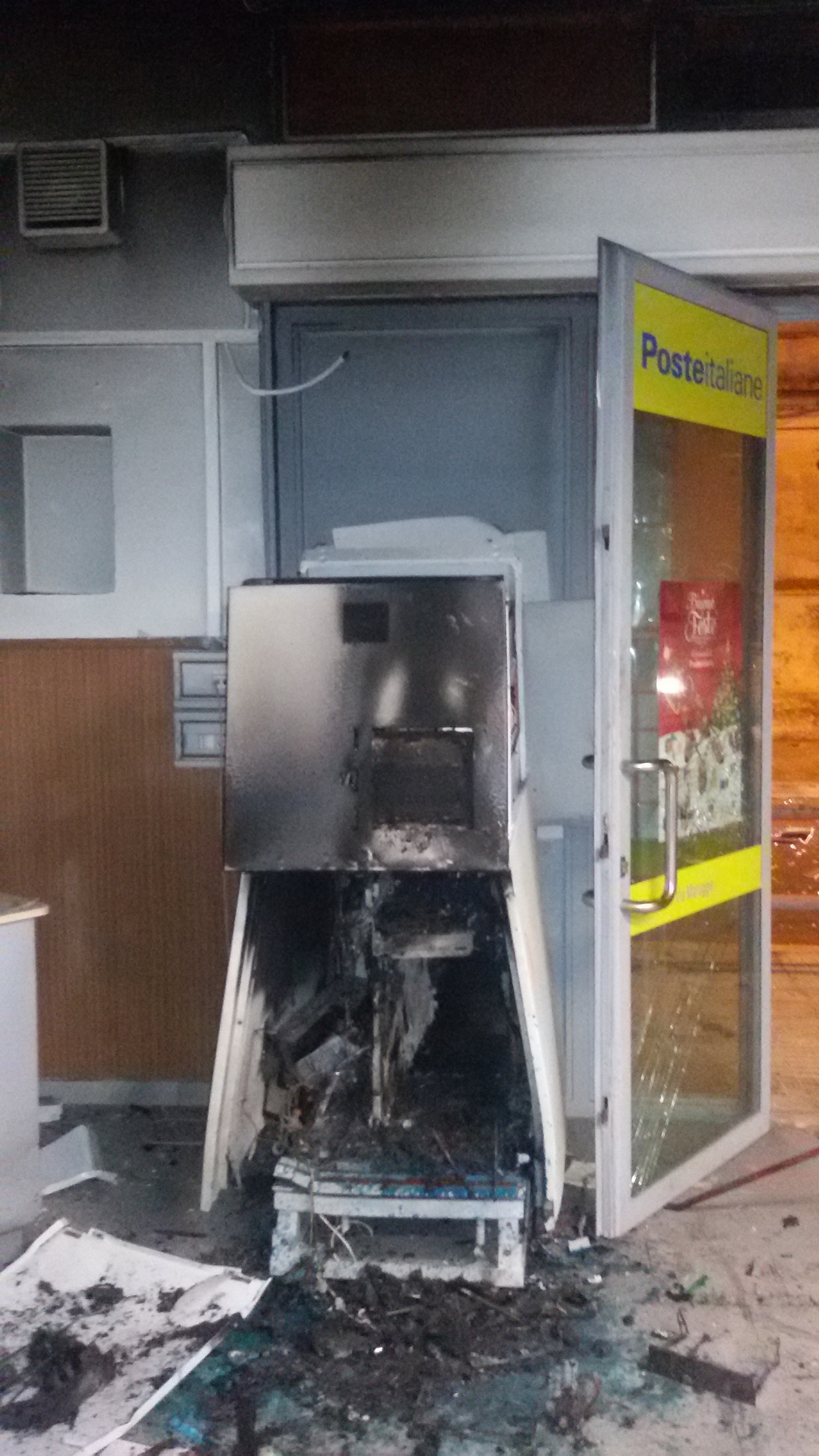 Ordigno fa esplodere il bancomat delle Poste e incendia le banconote