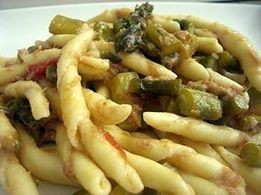 STROZZAPRETI, ASPARAGI SELVATICI E SALSICCIA